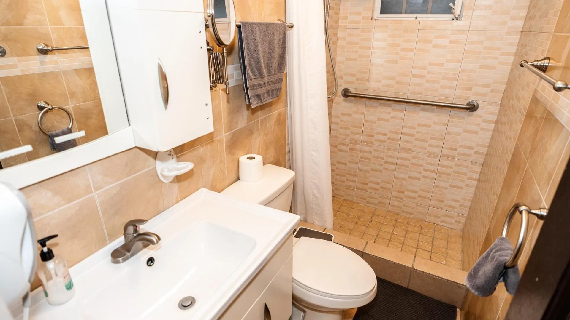 Luxury Retreat With Private Jacuzzi And Mountain Views Free Parking Apartamento Ponce